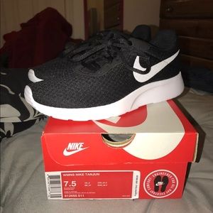 Nike tanjun women’s shoe